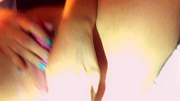 Gata morena masturbando com peitões e consolo em vídeo caseiro