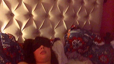 Gata morena masturbando com peitões e consolo em vídeo caseiro