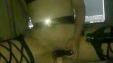 Namorada amadora geme com brinquedos no vídeo caseiro de foda com consolo