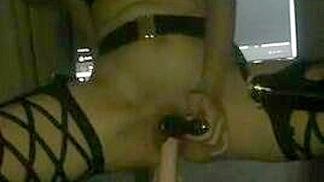 Namorada amadora geme com brinquedos no vídeo caseiro de foda com consolo