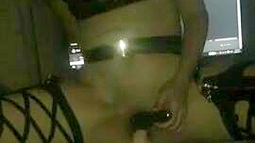 Namorada amadora geme com brinquedos no vídeo caseiro de foda com consolo