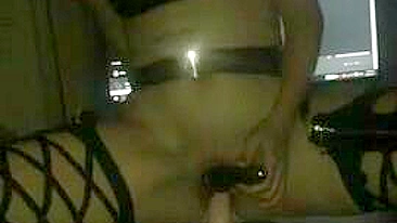 Namorada amadora geme com brinquedos no vídeo caseiro de foda com consolo