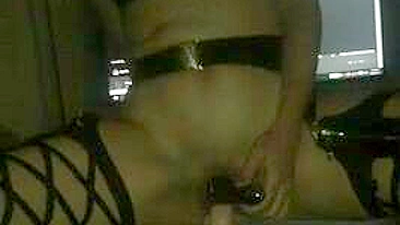 Namorada amadora geme com brinquedos no vídeo caseiro de foda com consolo