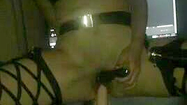 Namorada amadora geme com brinquedos no vídeo caseiro de foda com consolo