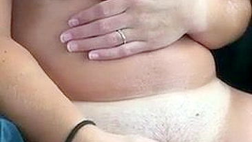 Mãe se masturbando no carro com peitos grandes e safadeza