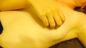 MILF loira casada amadora se masturbando em vídeo caseiro