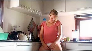 MILF Mamãe Veste Calcinha Peluda e se Masturba com Peitinhos