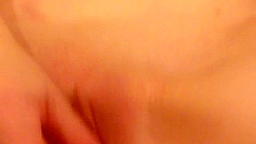 Amadora se Masturbando com Dildo e Depilando a Buceta pra Ficar Apertadinha