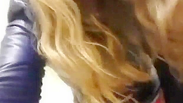 Loira hipster amadora se masturbando caseiro com brinquedos sexuais