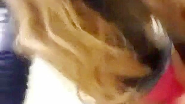 Loira hipster amadora se masturbando caseiro com brinquedos sexuais