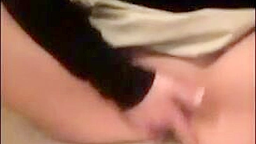 Masturbação Caseira com Fala Suja e Selfies de Saia Arregaçada