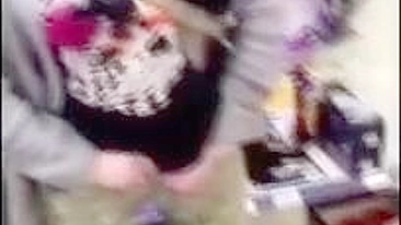 Loira Amadora Se Dedando em Público pra Gozar Gostoso