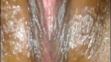 Liberando Squirt de Negra Amadora na Masturbação Caseira