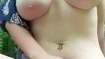 Amadora de Peitos Grandes se Masturbando em Público
