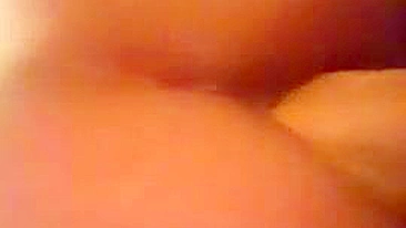 MILF Se Masturba com Consolos Gigantes em Vídeo Caseiro de Sexo Anal com Brinquedos