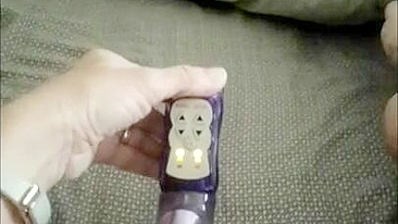 MILF detonando a buceta com brinquedo até orgasmo na masturbação