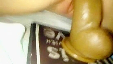 Se Masturbando com Consolos Grandes - Namorada Amadora Brinca em Casa