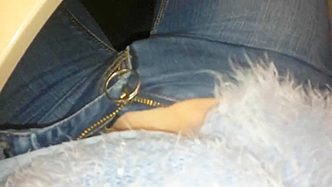 Se masturbando de jeans no trabalho - dedada amadora