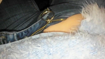 Se masturbando de jeans no trabalho - dedada amadora