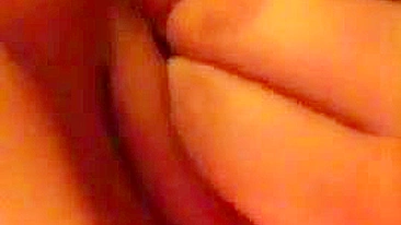 Dedada e masturbação amadora - Brincando com a buceta molhada