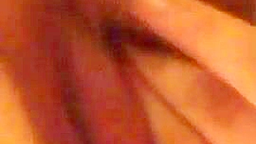 Dedada e masturbação amadora - Brincando com a buceta molhada