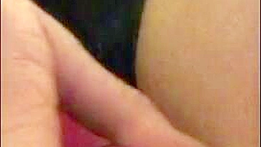 Amadora se Masturbando com Buceta Molhada e Dildo