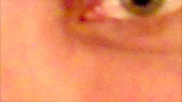 Milf madura brinca com toys até gozar pro prazer do amante