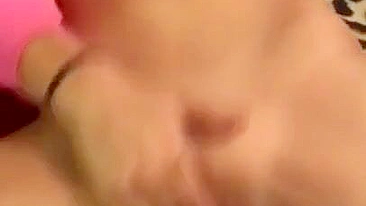 Masturbação em Missionário com Peitos Grandes e Gozada