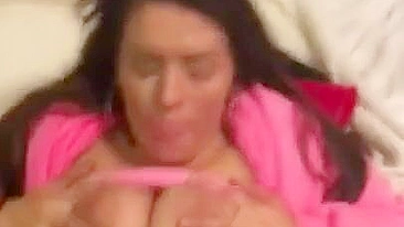 Masturbação em Missionário com Peitos Grandes e Gozada