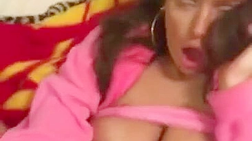 Masturbação em Missionário com Peitos Grandes e Gozada