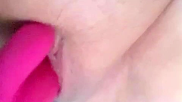 Masturbação amadora com dildo e toys na buceta / exibicionismo caseiro