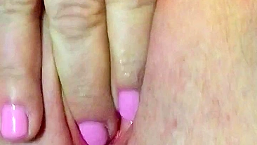 MILF Se Masturba com Buceta Molhada enquanto Esposa Loira Assiste