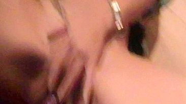 Esposa Safada Se Masturba com Peitinhos e Buceta Magra na Cam