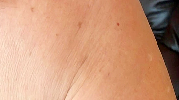 MILF se Masturba com Pau Preto Grande enquanto Corno Marido Assiste