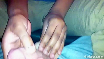 Masturbando Minha Esposa Negra Depilada no Hotel em POV