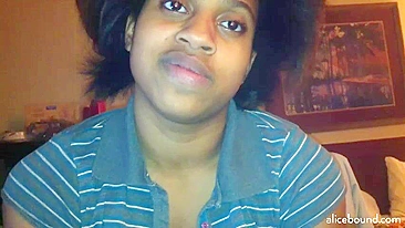 Masturbando Minha Esposa Negra Depilada no Hotel em POV