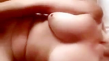 Masturbação Mútua e Gozada Dupla - Gordinha Amadora de Peitos Grandes Gozando Juntos