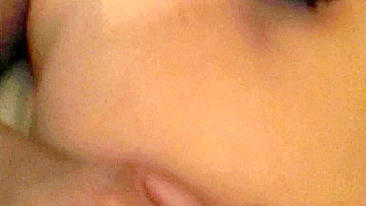 Asiática se Masturbando com Bondage e Vibradores