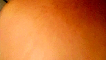 Asiática se Masturbando com Bondage e Vibradores