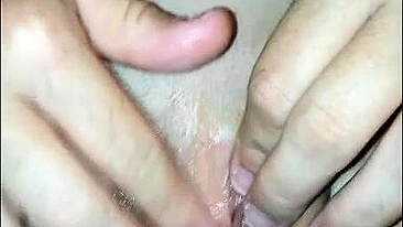 Esposa MILF se Masturba com Lábios Grandes na Buceta