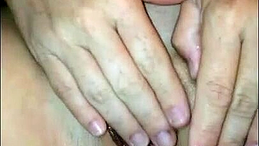 Esposa MILF se Masturba com Lábios Grandes na Buceta