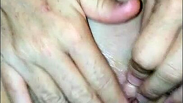 Esposa MILF se Masturba com Lábios Grandes na Buceta