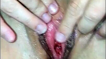 Esposa MILF se Masturba com Lábios Grandes na Buceta