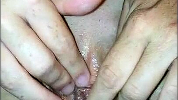 Esposa MILF se Masturba com Lábios Grandes na Buceta
