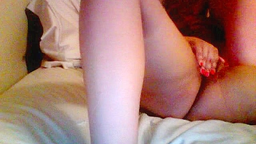 Asiática peituda da faculdade dedando buceta e peitos grandes