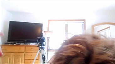 MILF Se Masturba com Ajuda de Casal Ruivo, Marido Corno Vê