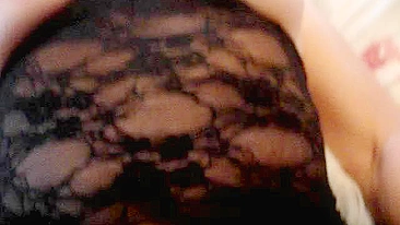 MILF Se Masturba Forte com Ajuda do Marido Corno