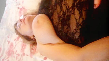 MILF Se Masturba Forte com Ajuda do Marido Corno