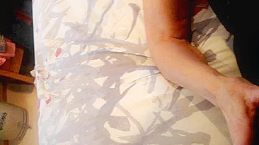 MILF Se Masturba Forte com Ajuda do Marido Corno