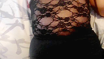 MILF Se Masturba Forte com Ajuda do Marido Corno